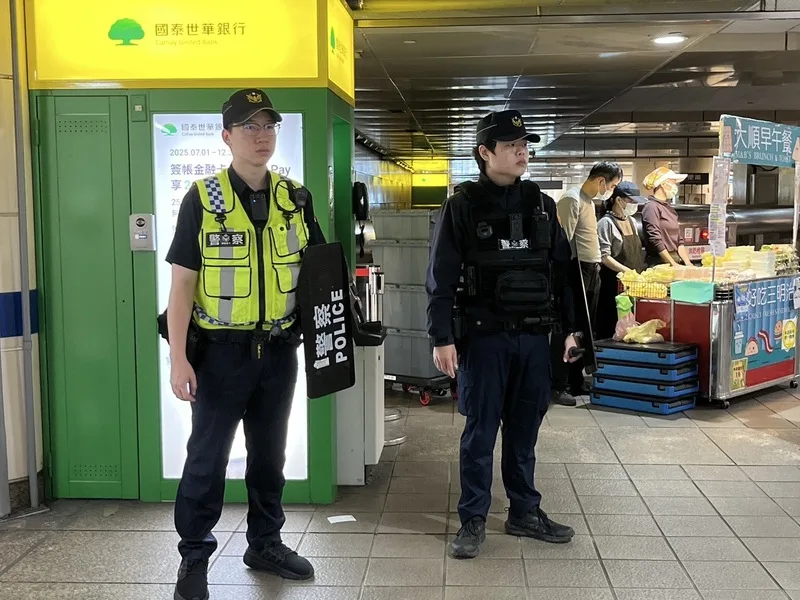 22日是張文隨機攻擊案後首個上班日,北市警察局說,加強安全維護警力共1579名,北市捷運出動320名警力。中央社