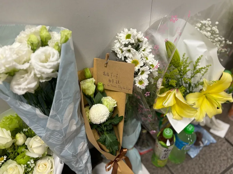 27歲張文19日在台北車站等處隨機殺人,見義勇為的57歲余姓男子不幸身亡。案發現場,有人擺放花束並寫下「謝謝余大哥!願您安息」等字句。中央社