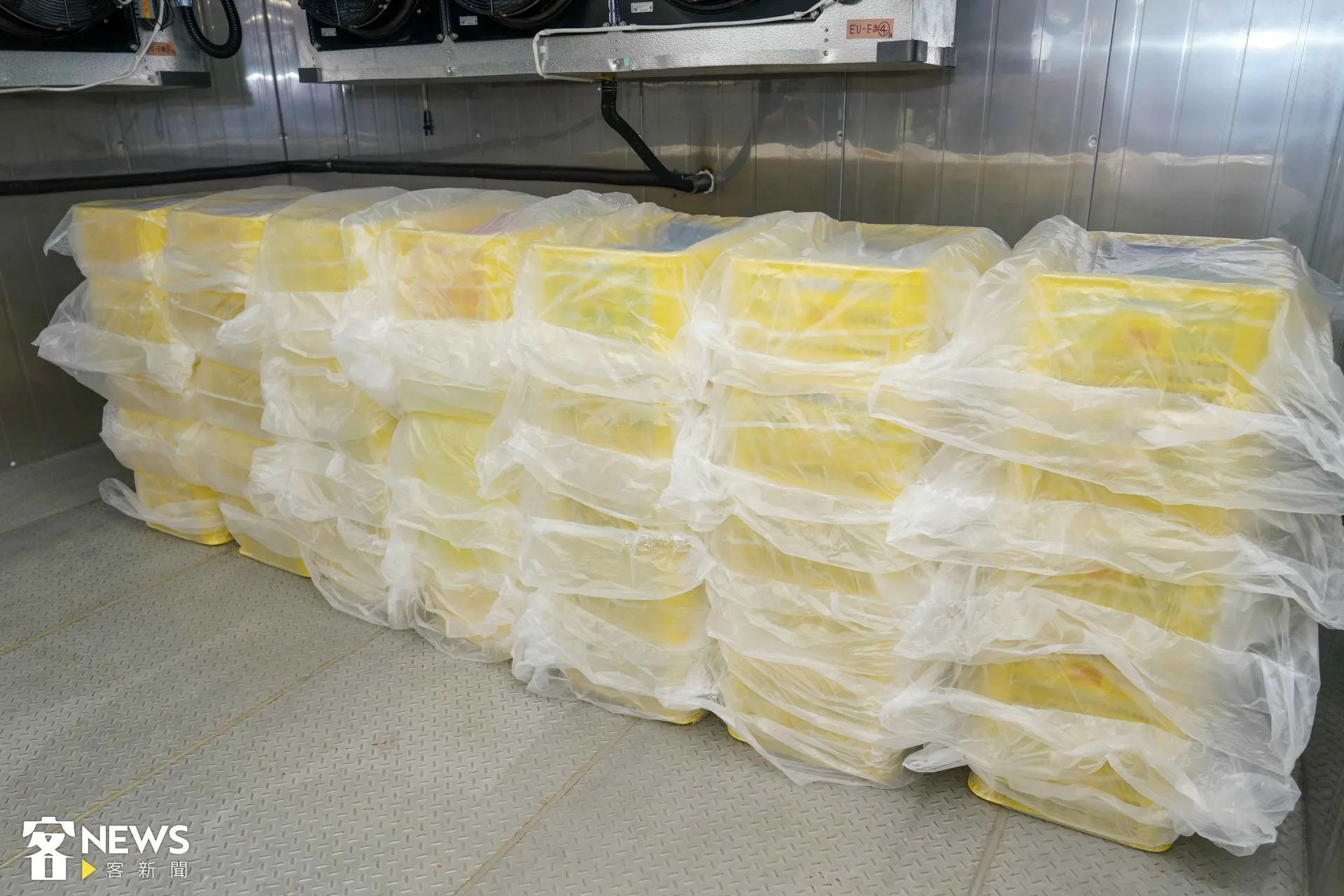 檔案入庫前會先進行「檢疫」，以移除可能傳染給其他檔案的病狀，流程包括進入冷凍除蟲室，在攝氏零下25度左右冷凍7天、回溫4天，重複兩輪。朱愷元攝