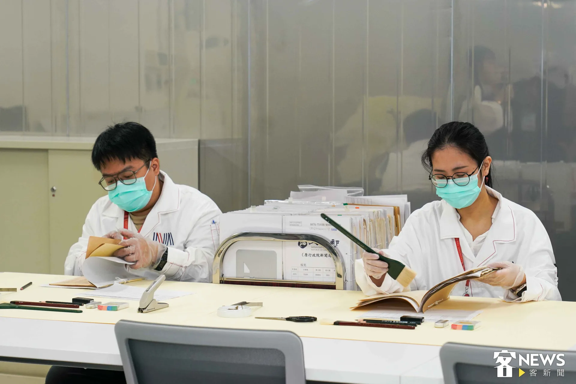 檔案館人員對檔案進行初步整理。朱愷元攝