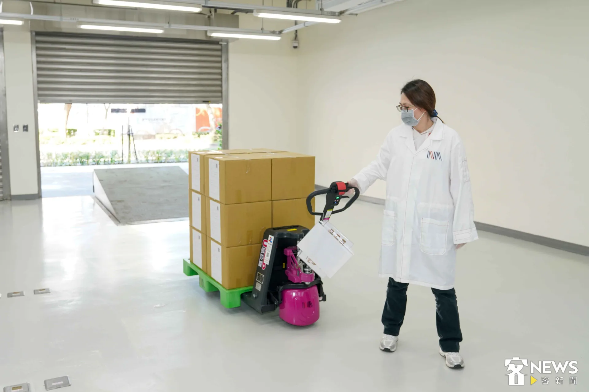 檔案自卸載平台進入館內後，為了潔淨需求，管理人員會身著防塵衣、口罩和手套進行後續處理。朱愷元攝