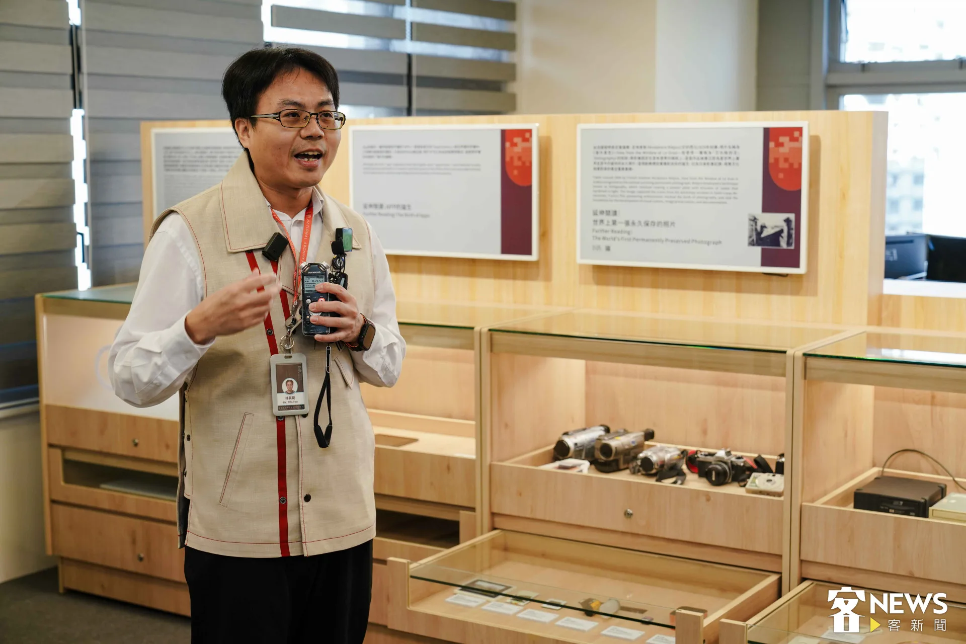 最後一站來到電子檔案區，展示各類舊電子及周邊產品，包括電腦、錄音帶、錄影帶、黑膠唱片等。朱愷元攝