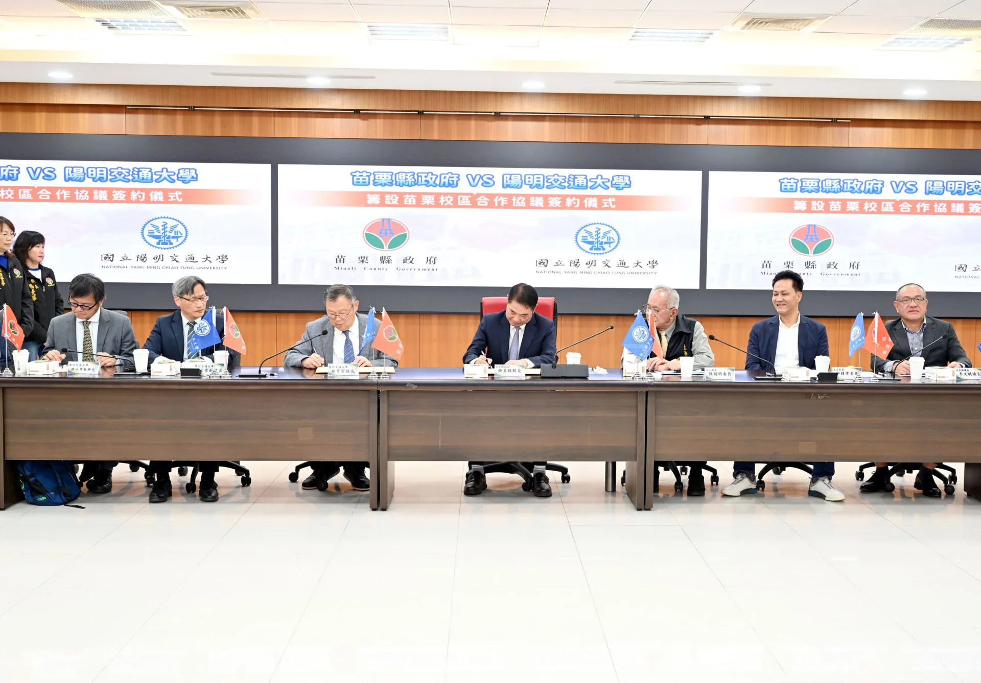 國立陽明交通大學今天與苗栗縣政府簽署合作協議，宣布在後龍高鐵園區新港高中預定地，設立「苗栗校區」、新設知行學院，預計明年動工，2028年完工並招生，後續也規劃設置一家中型醫院。苗縣府提供