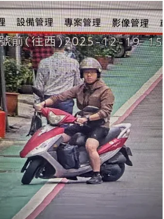 嫌犯張文騎乘機車縱火。警方提供