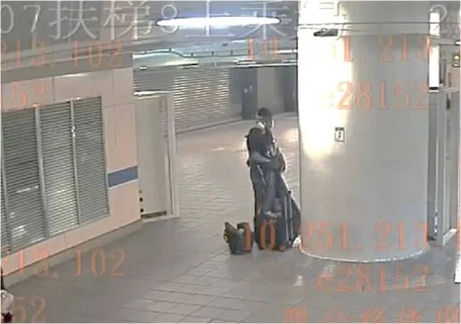 嫌犯張文在北車內，脫下雨衣、戴上防毒面具再次變裝。警方提供