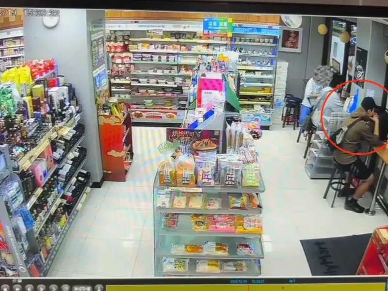 嫌犯張文購買完豆漿後，坐在超商座位區內10分鐘。警方提供