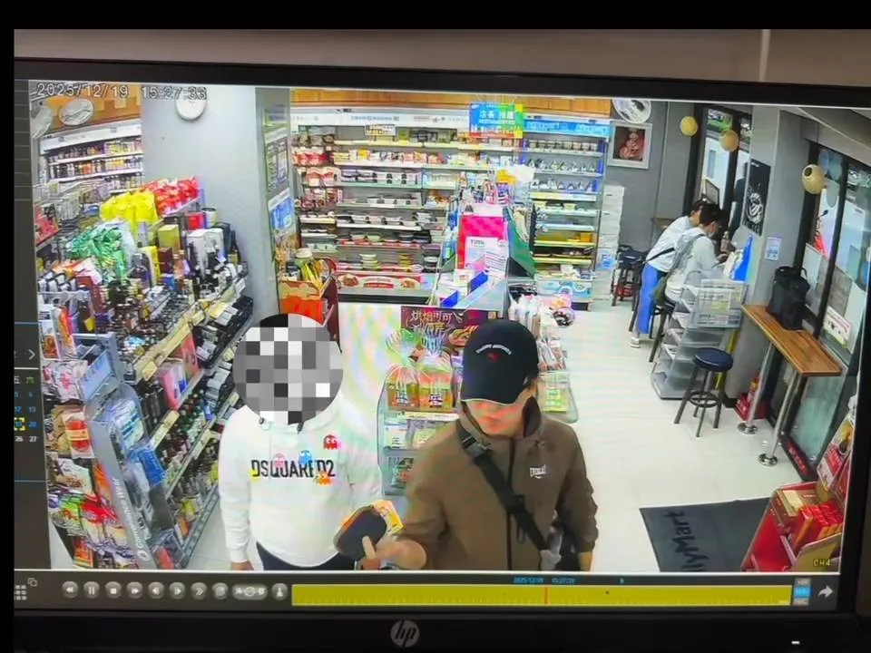 嫌犯張文12月19日15時27分至47分在全家復林店購買豆漿，在座位區停留10分鐘。警方提供