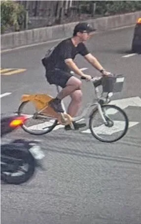 嫌犯張文二度縱火後，變裝改騎共享單車。警方提供