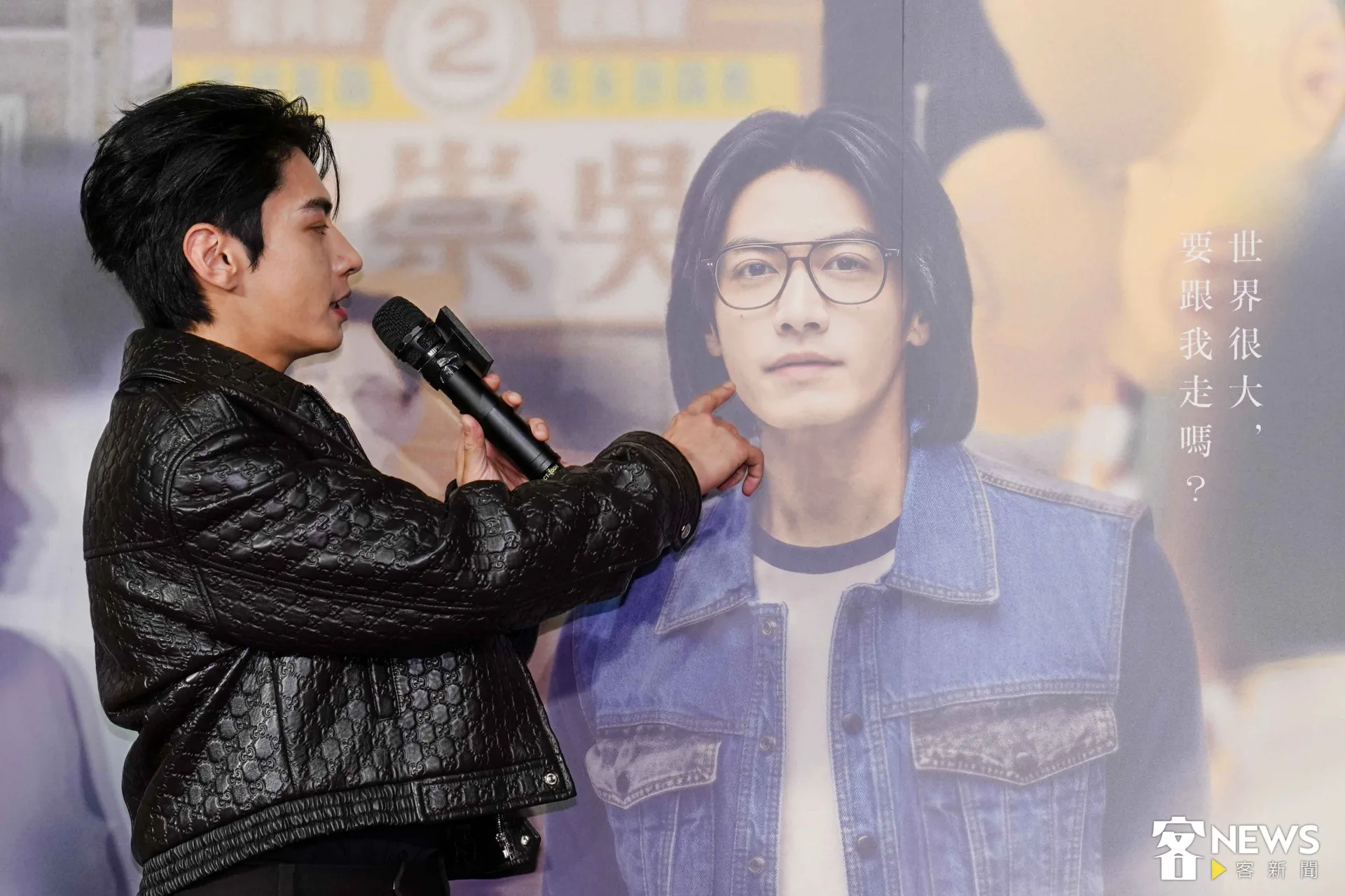 主持人楊小黎提到,電影中弘國的造型很像以前的宋柏緯,宋柏緯笑著回應說「應該有變帥吧?」朱愷元攝