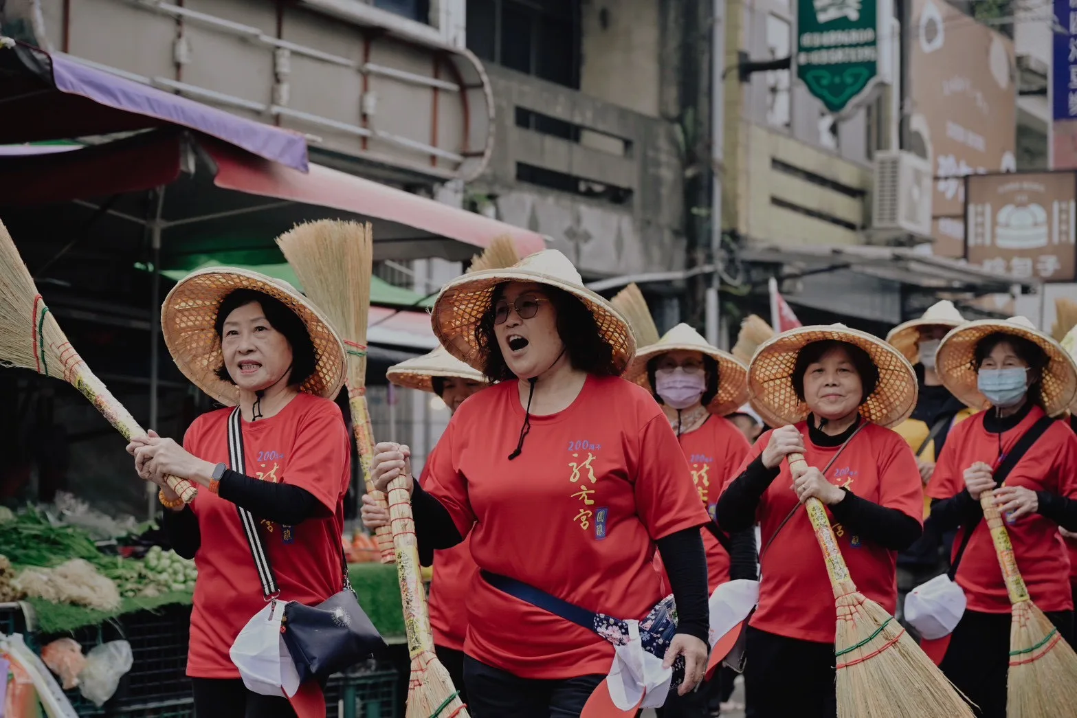 龍潭鄉親民眾投入「天地掃」，於新竹都城隍公爺駕前開路。龍元宮提供