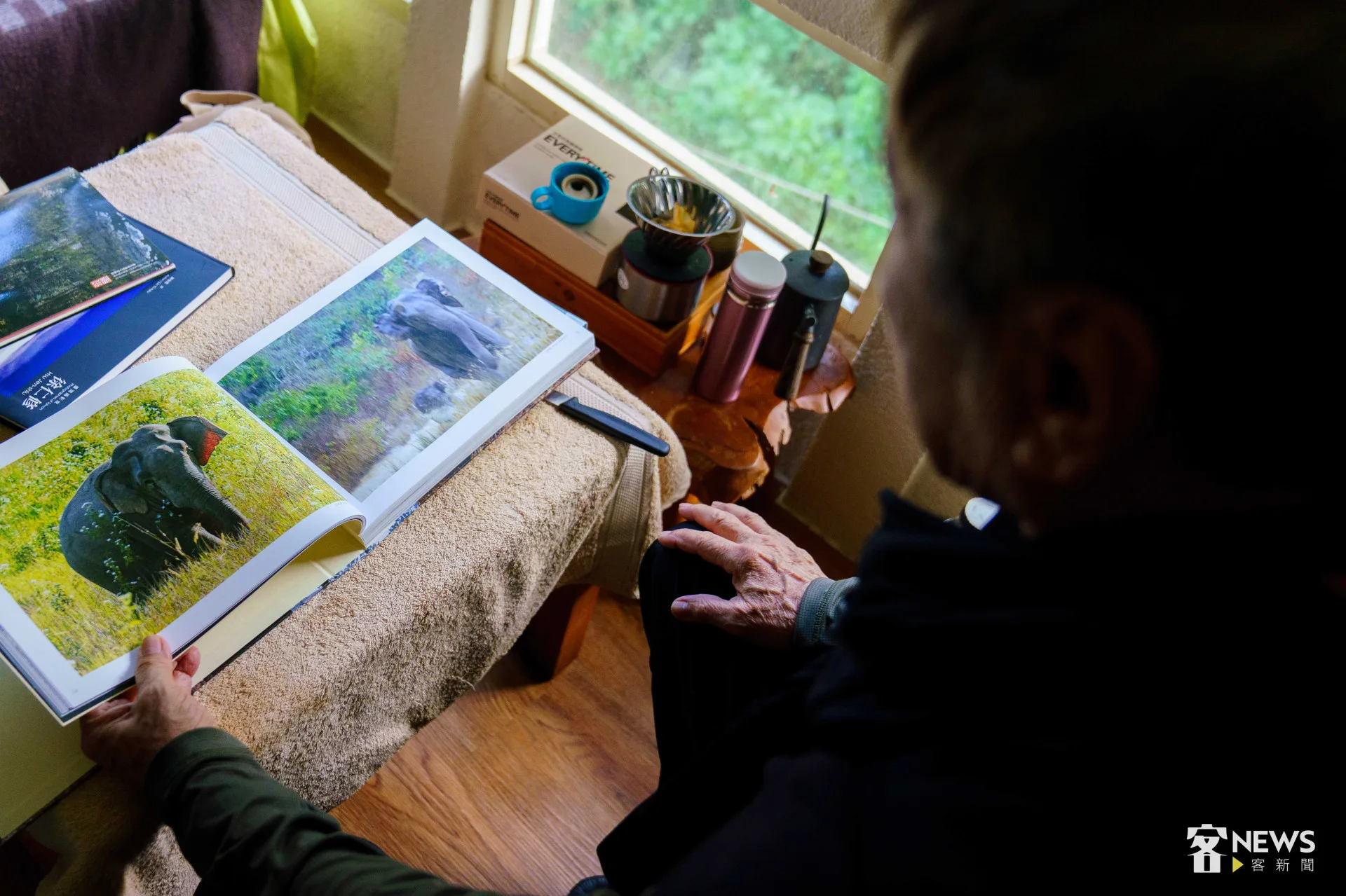 徐仁修回憶起在草原被大象追趕的故事。李台源攝