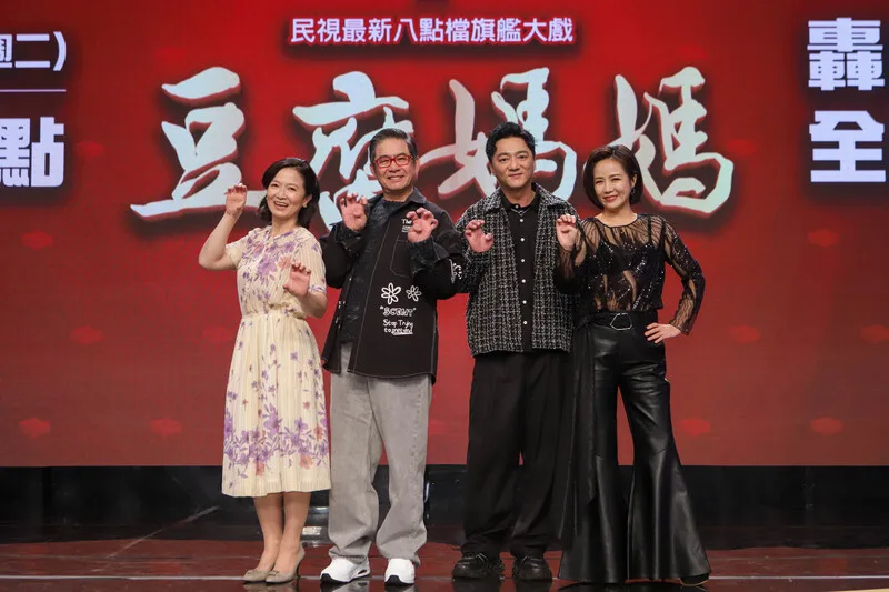 演員謝瓊煖（左起）洪都拉斯、藍葦華、陳仙梅22日出席戲劇「豆腐媽媽」首映會。民視提供