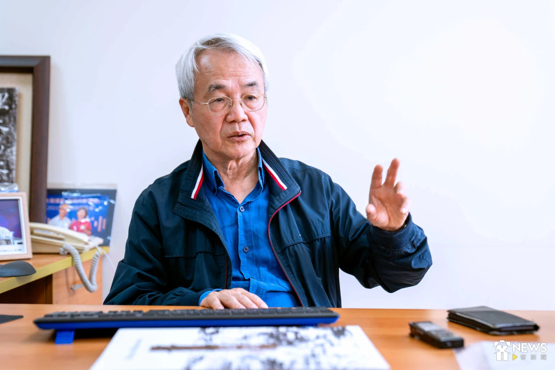 張維安在研究室與我們分享學術生涯。范修語攝