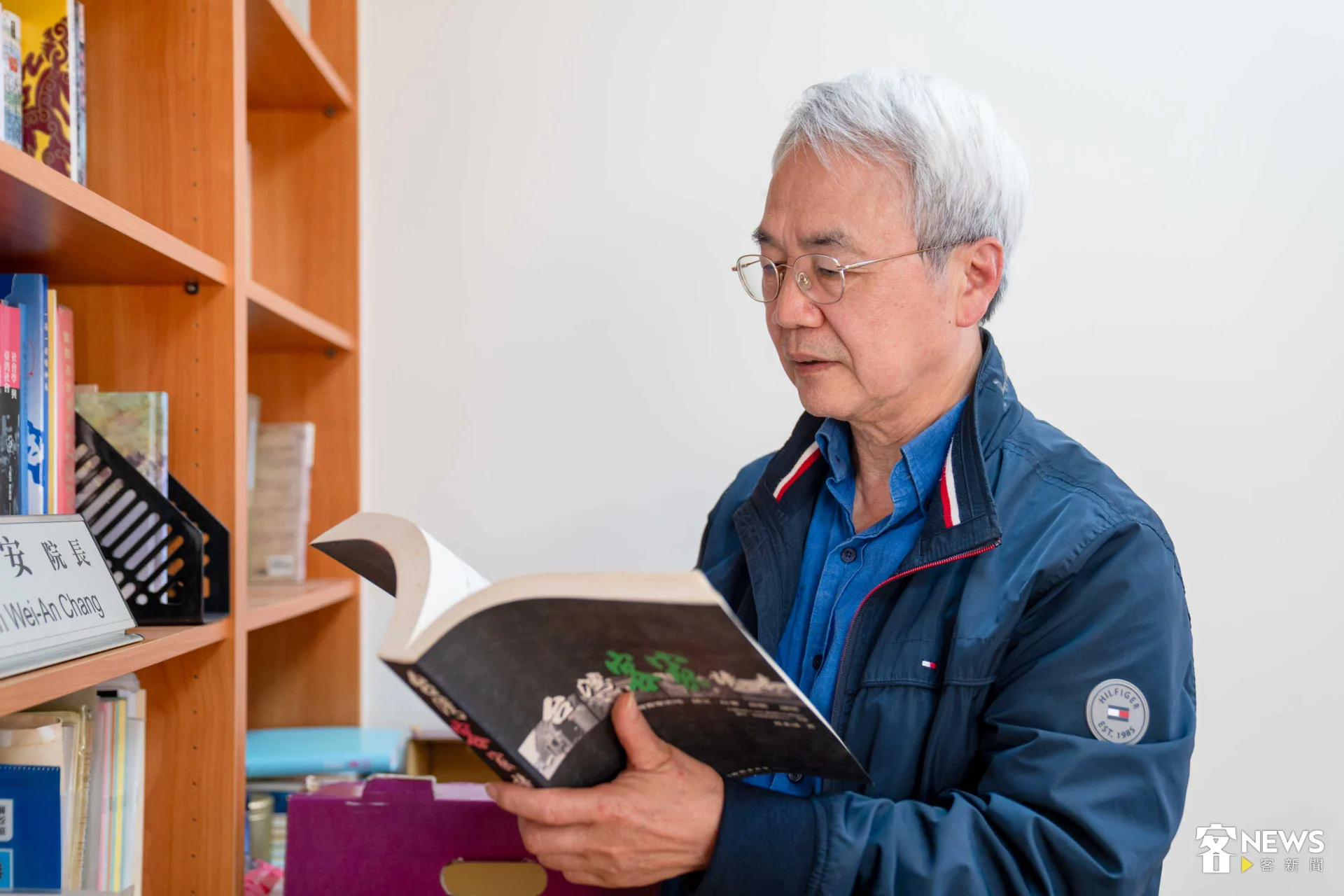 張維安在研究室翻閱書籍，分享學術歷程與成長故事。范修語攝