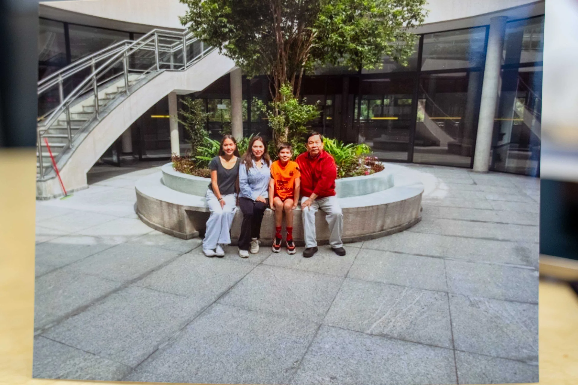 張永西（右)與他身邊的中法混血外孫賽跑，手臂受傷。張永西提供