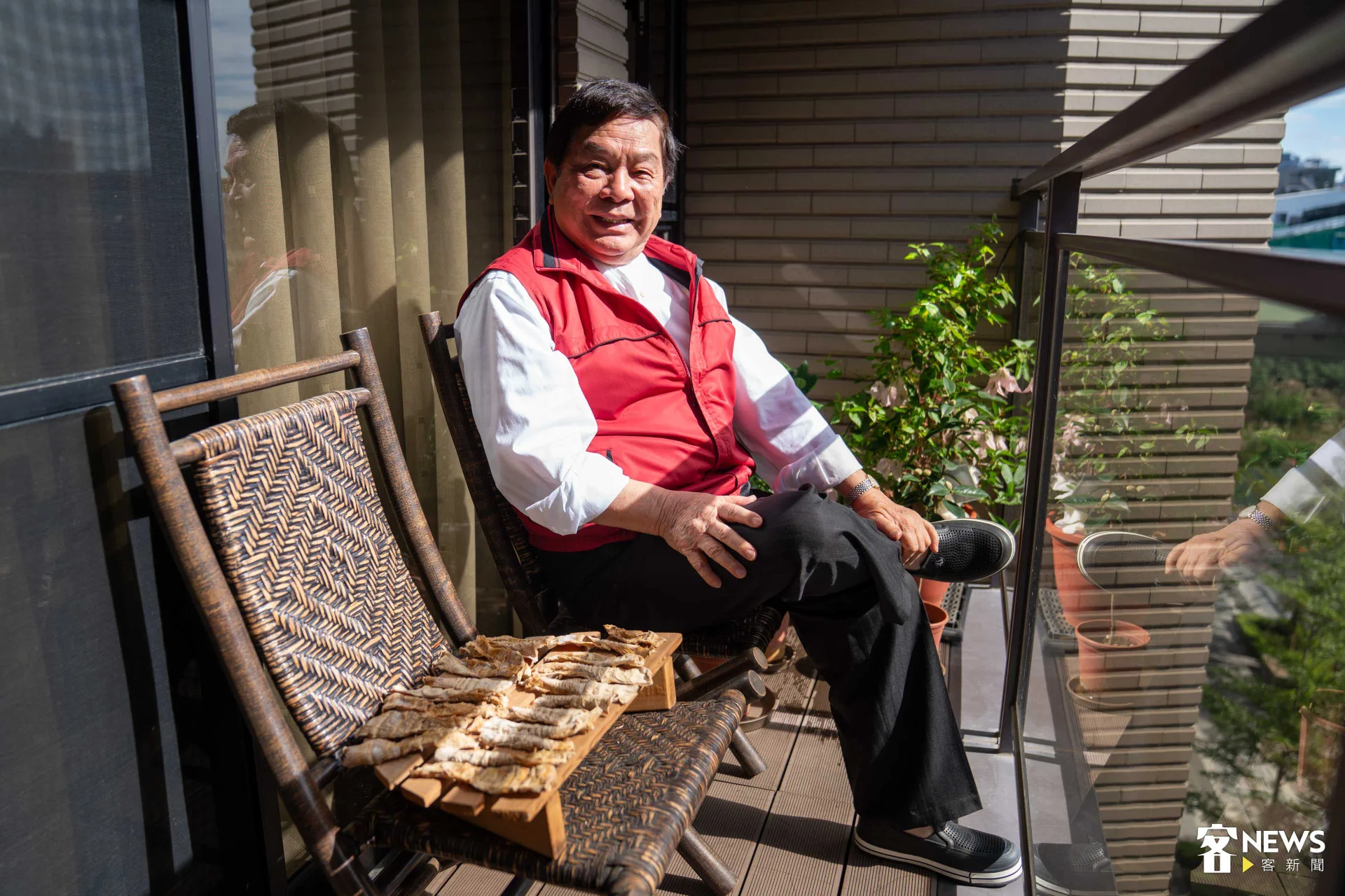 客家終身貢獻獎得主張永西，遠從巴西返台領獎，位於新北的住家陽台上，張永西太太正晾曬朋友送的竹筍、準備曬筍干。范修語攝