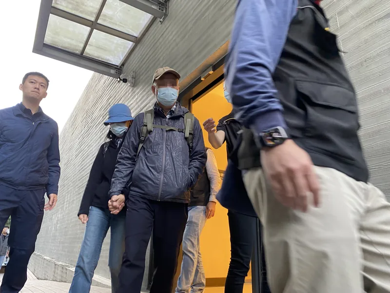 男子張文犯下北市隨機攻擊案，檢警23日在台北懷愛館進行張文遺體解剖，張父與張母（中）首度受訪，向社會大眾及受害者家屬致歉。中央社