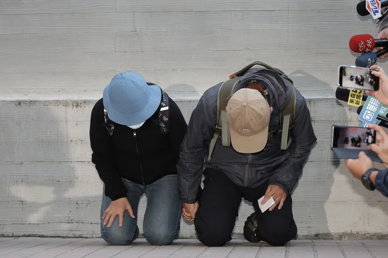 台北捷運台北車站、中山站周邊發生隨機殺人案，凶嫌張文遺體23日在北市懷愛館進行解剖，結束後，張文父母出面下跪致歉，表示會全力配合司法調查。中央社