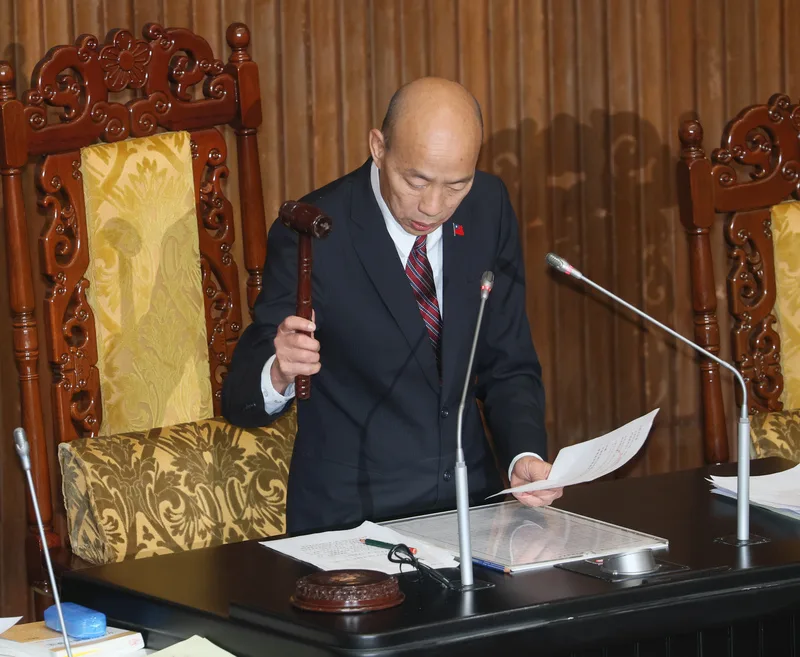 立法院會19日三讀通過114年度中央政府總預算案附屬單位預算營業及非營業部分，即國營事業預算和基金，規模加總合計新台幣6兆餘元。圖為立法院長韓國瑜敲槌宣布通過。中央社
