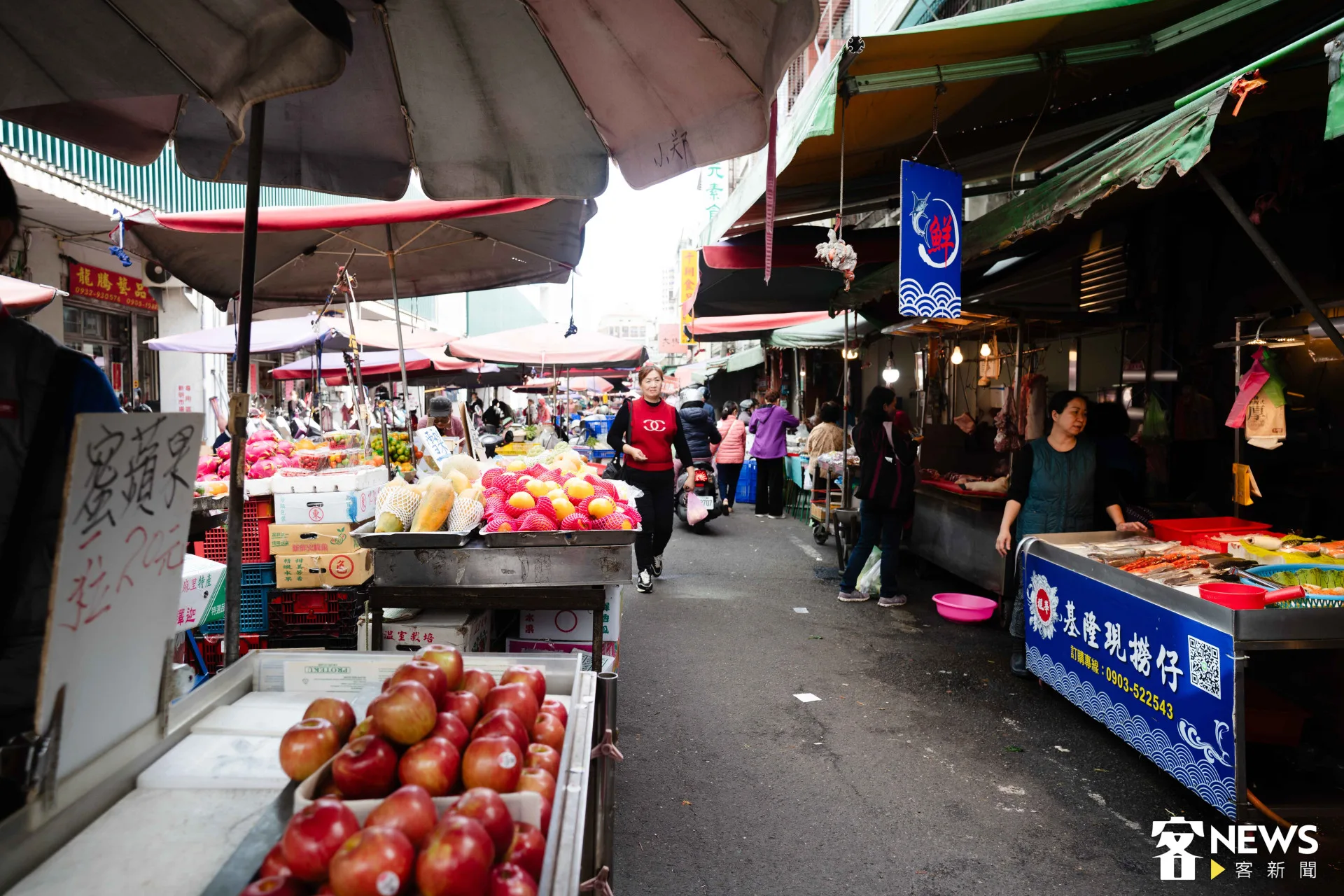 深入桃園中壢、楊梅、新竹竹北客家核心區域，與民眾面對面交流，進行「客語使用現況實地街訪調查」。朱愷元攝