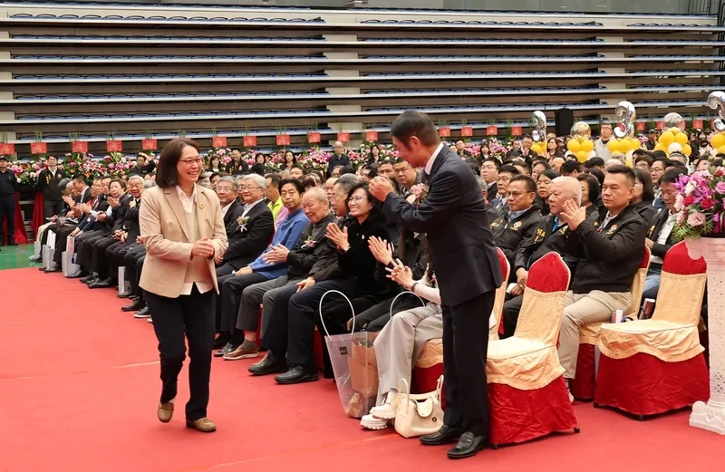 苗栗縣長鍾東錦（前右）宣布，民眾黨中央政策會執行長賴香伶（前左）將擔任苗栗縣第2副縣長，他感謝民眾黨「借將」，讓優秀人才回鄉服務。中央社