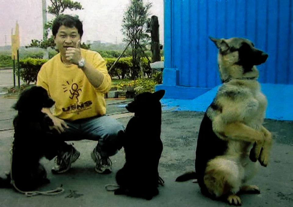 他也讚助新竹市知名訓犬師，訓練狗狗讓愛心人士收養。 陳權欣攝