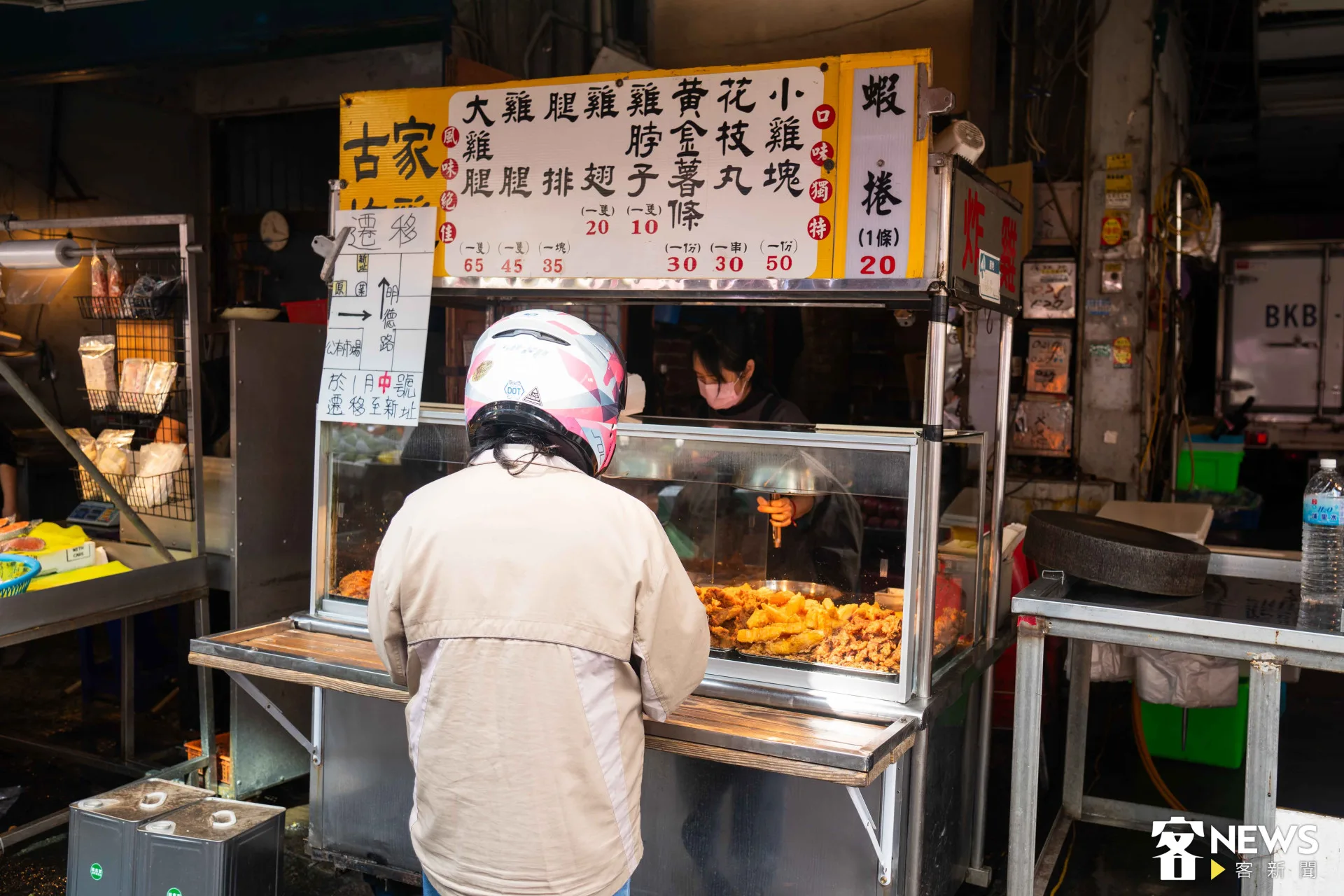 在中壢與楊梅市場的店家則表示，遇到講客語的客人越來越少，會講客語的多集中在 50 歲以上。