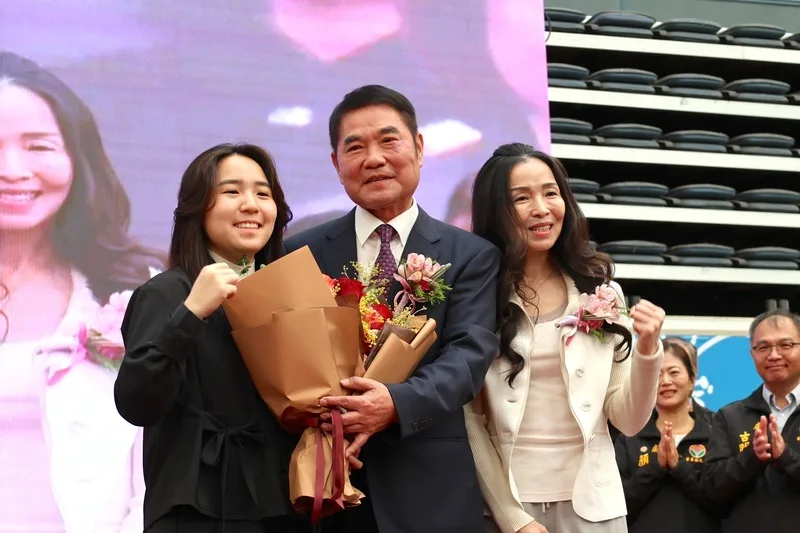 苗栗縣長鍾東錦就職3週年記者會暨縣政成果發表活動24日在苗栗巨蛋體育館舉行，妻子陳美琦（右）及在美國攻讀碩士的女兒（左）上台獻花合影。中央社