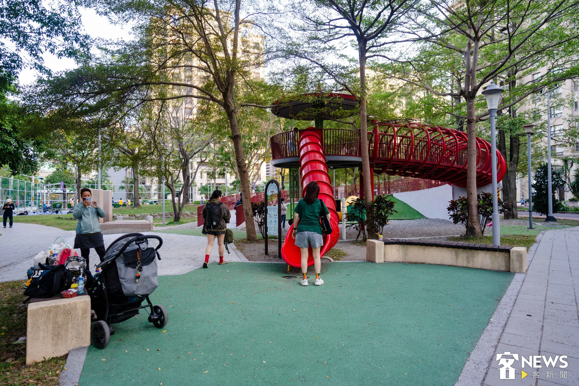 儘管客委會多年來推動「客語沉浸式教學」及「客語認證獎勵」，但調查數據依然顯示客家民眾與子女交談主要使用客語的比例逐漸下降。朱愷元攝