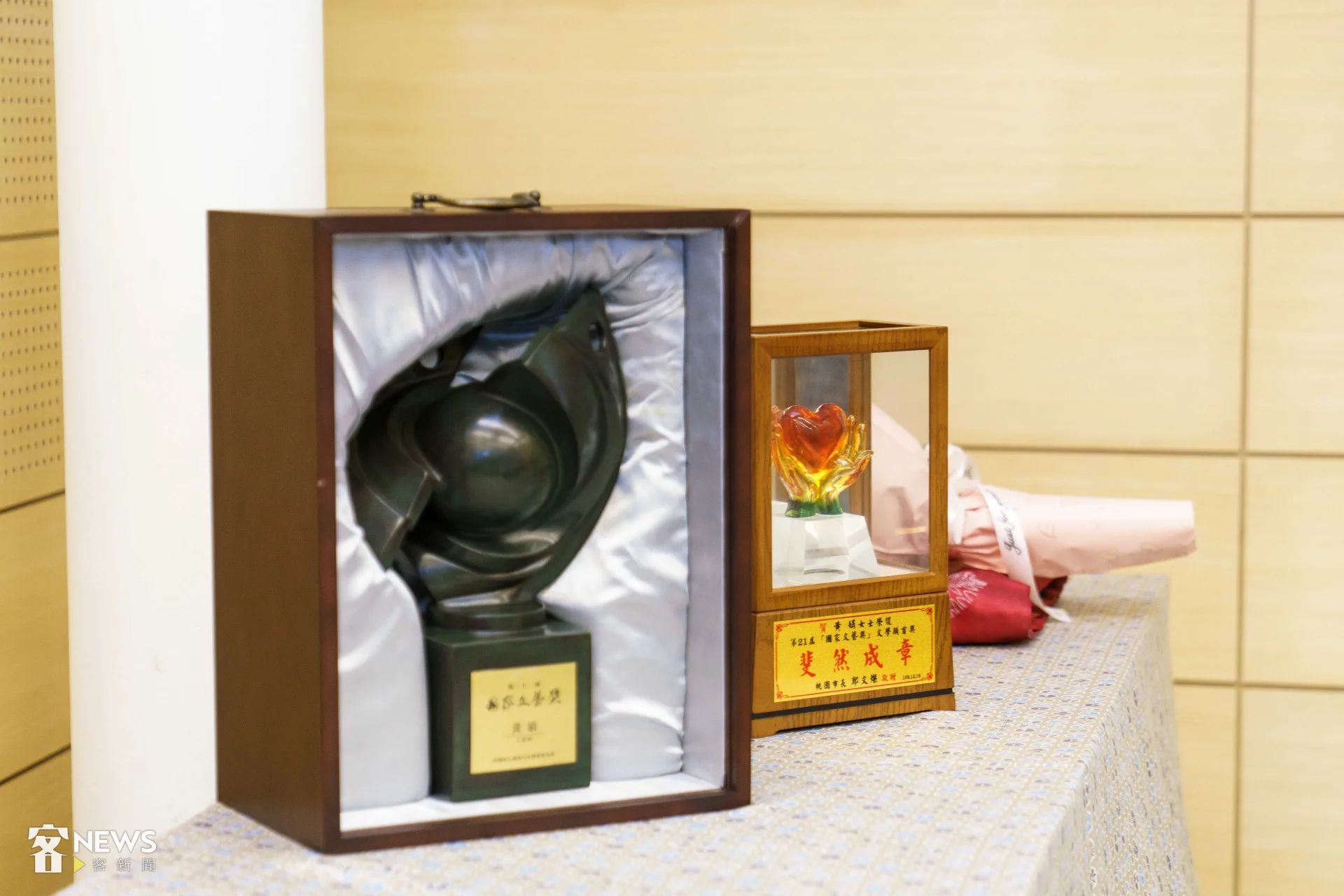 黃娟所獲得的國家文藝獎獎盃。李台源攝