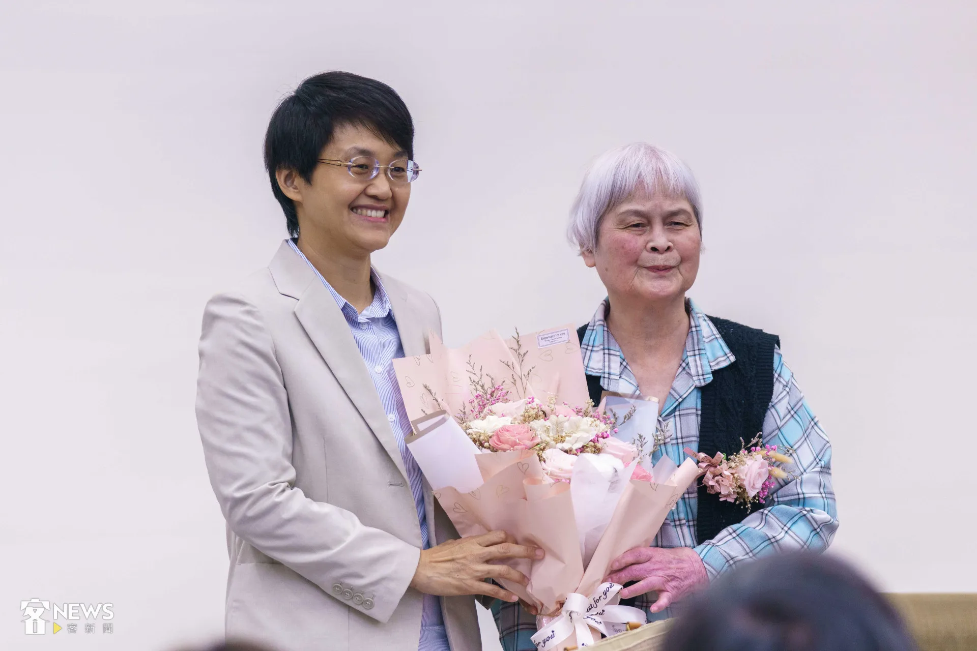 客委會主委古秀妃準備粉紅鮮花向黃娟致意。李台源攝