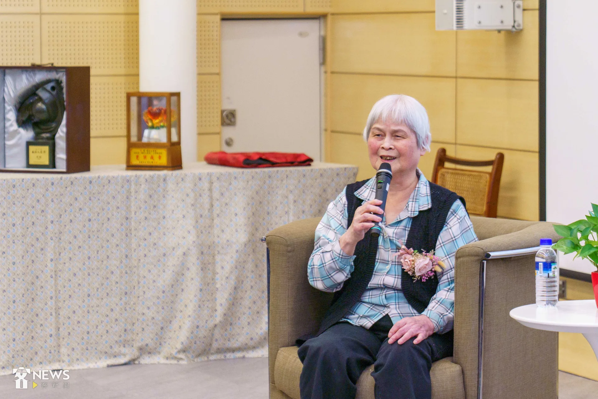 黃娟將國家文藝獎的獎座捐予客發中心典藏。李台源攝