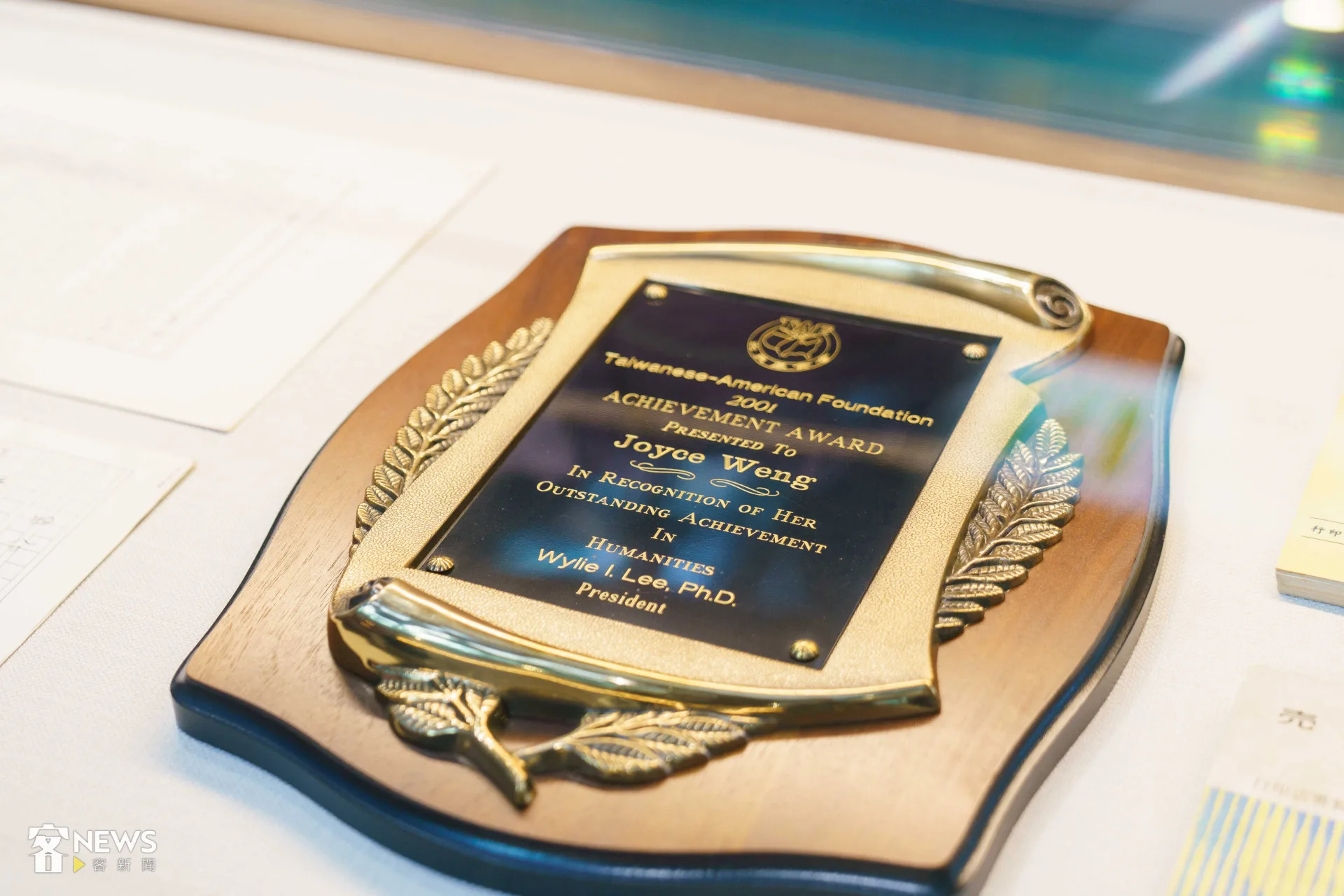 黃娟2001年獲得的台美基金會人文科學獎獎牌。李台源攝