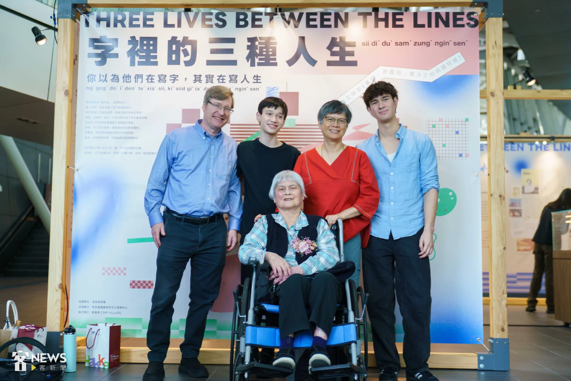 旅居美國的黃娟與家人一起回台，參觀參加文學分享會暨文物捐贈特展。李台源攝