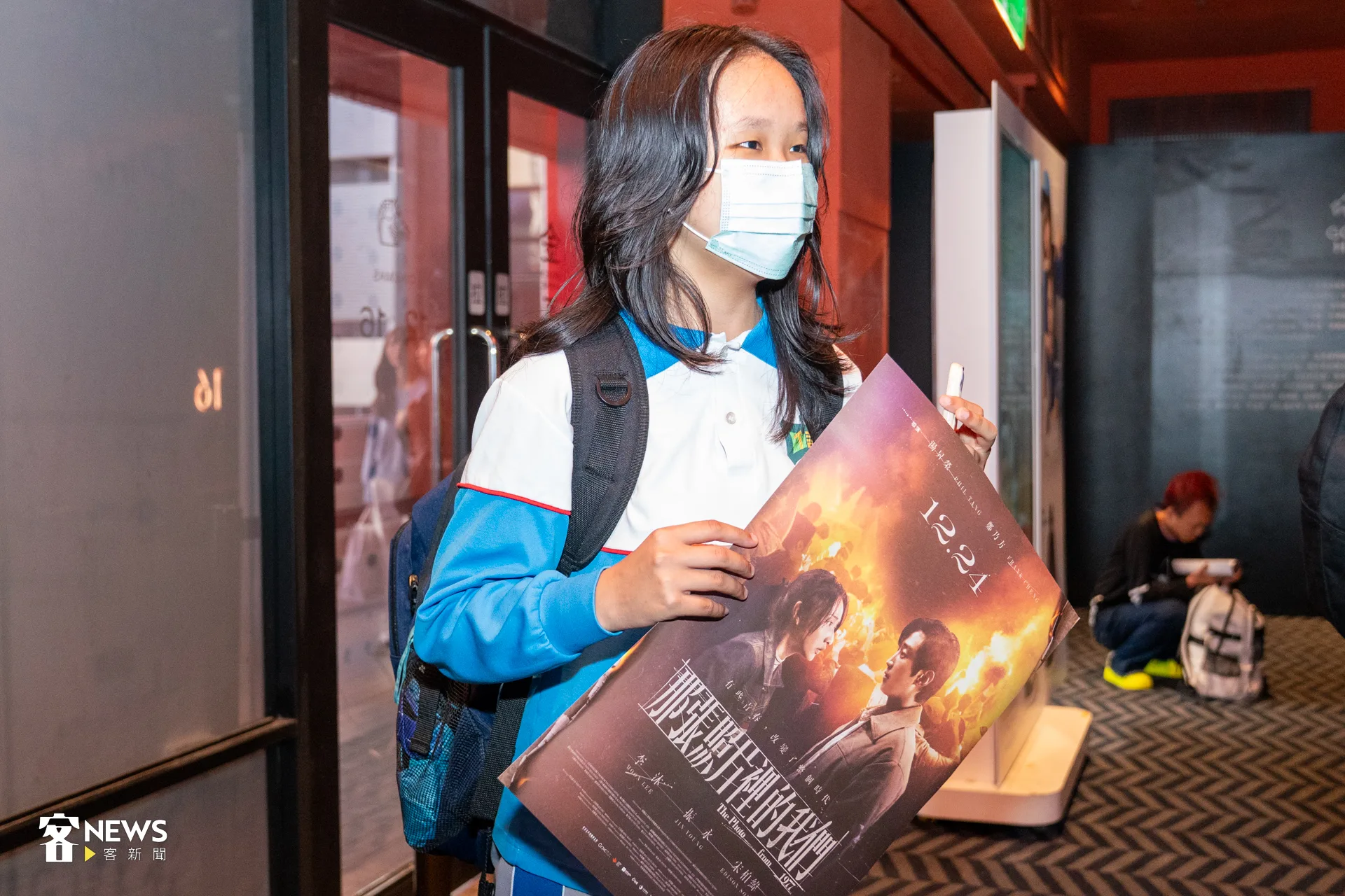 手拿特典海報的賴同學今天一放學就直奔信義威秀觀賞《那張照片裡的我們》。洪藝晅攝