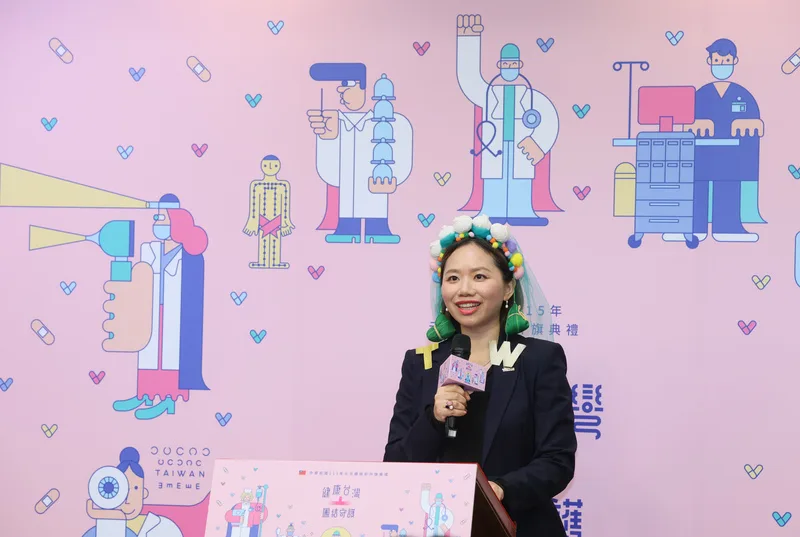 元旦總統府升旗典禮暨總統府元旦大開放活動主視覺設計師林琬津（圖）說，今年花蓮發生馬太鞍溪溢堤，看到許多台灣人團結互助，感受滿滿愛的能量，以「醫護超人」為靈感，向醫護人員致敬。中央社