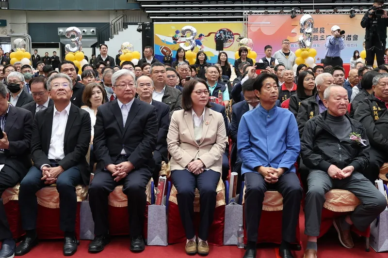 民眾黨中央政策會執行長賴香伶（前左3）24日出席苗栗縣長鍾東錦就職3週年，對即將出任苗栗縣副縣長一職，她表示會全力以赴。中央社