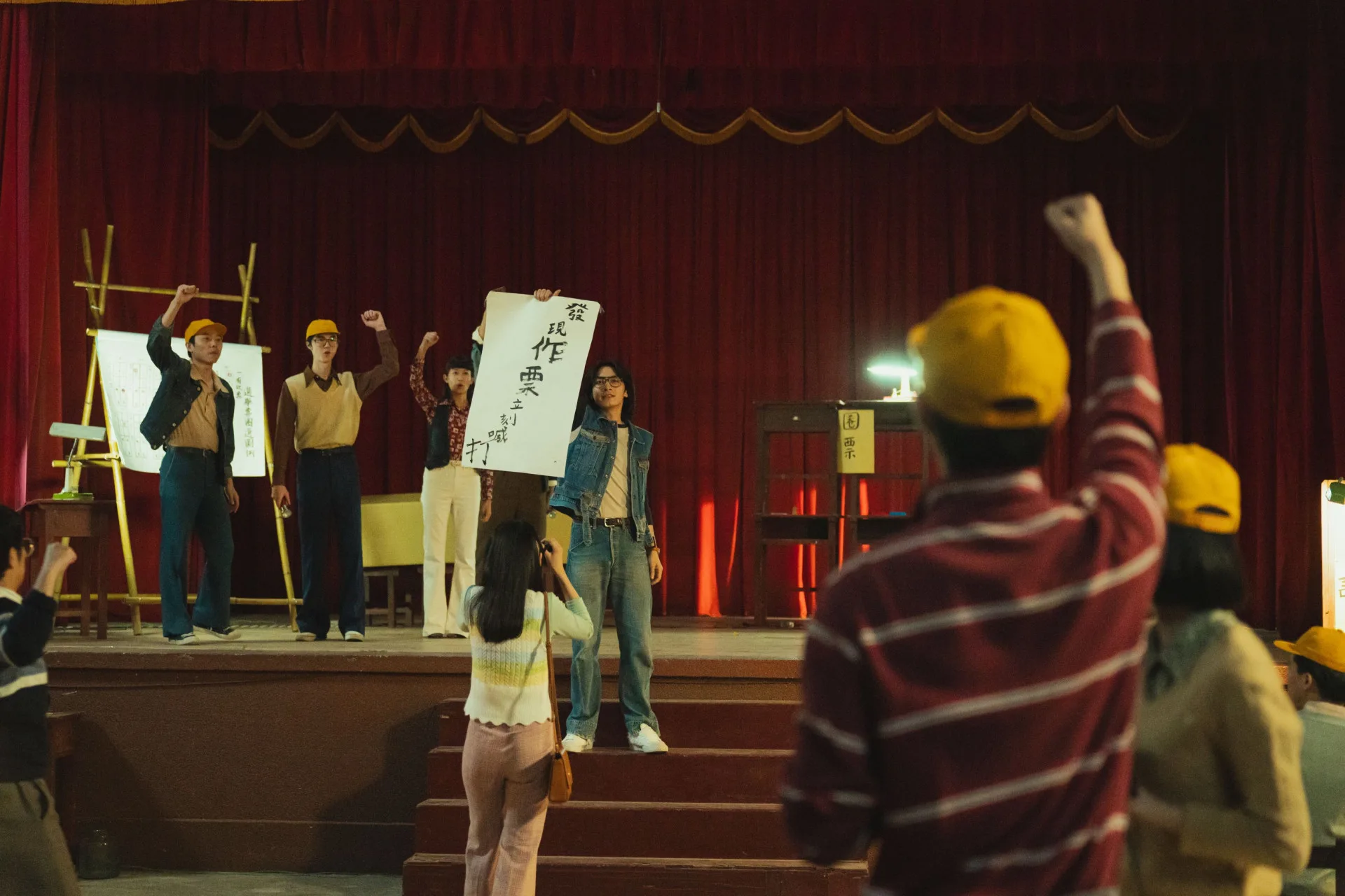 宋柏緯電影中飾演熱血青年，號召青年們一起監督投票。瀚草文創GrX STUDIO提供