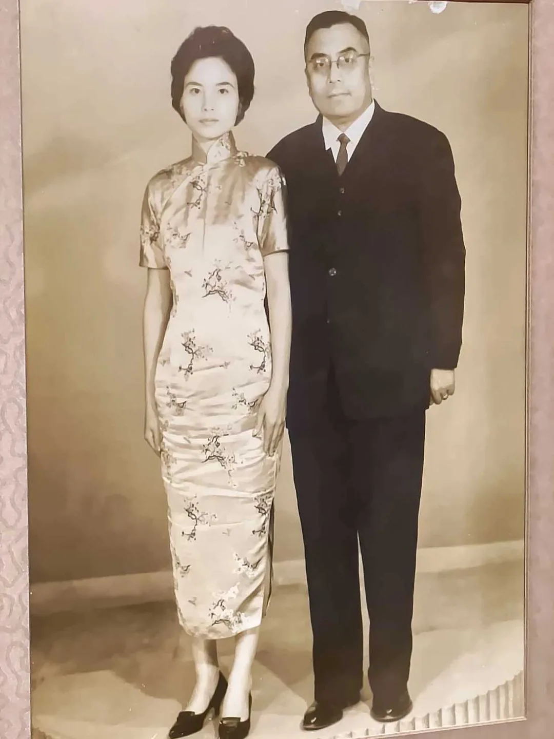 在省籍情結仍深的年代，燕京大學畢業的山東人于華亭，娶小他25歲、小學畢業的公館客家妹謝月炎為妻。謝月炎那時穿上旗袍，顯得單薄纖細。于傳騏提供