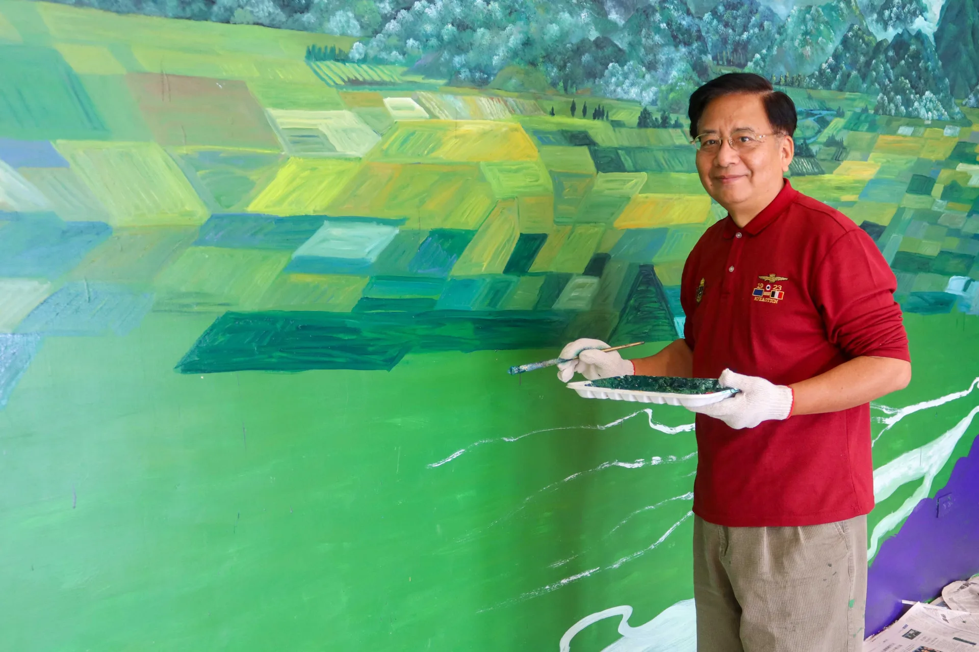 留法畫家于傳騏正在公館鄉圖書樓三樓彩繪壁畫「錦／公館」。何來美攝