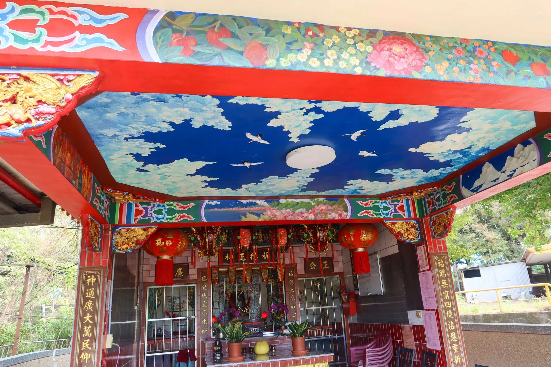 于傳騏也幫後龍溪水頭伯公彩繪，讓土地公廟更具藝術之美。何來美攝