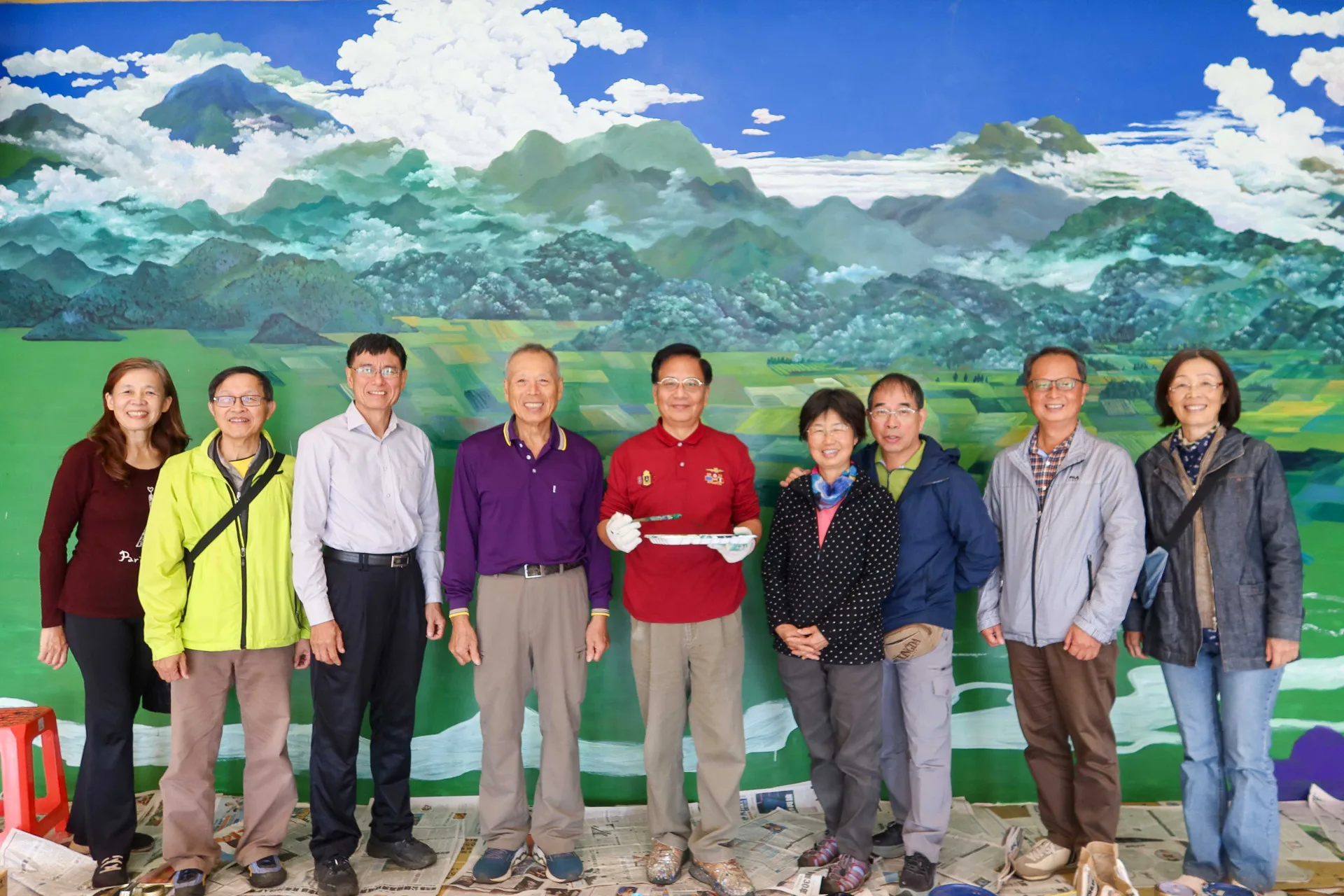 于傳騏彩繪「錦／公館」時，多對國小校長夫婦前來探班觀賞。何來美攝