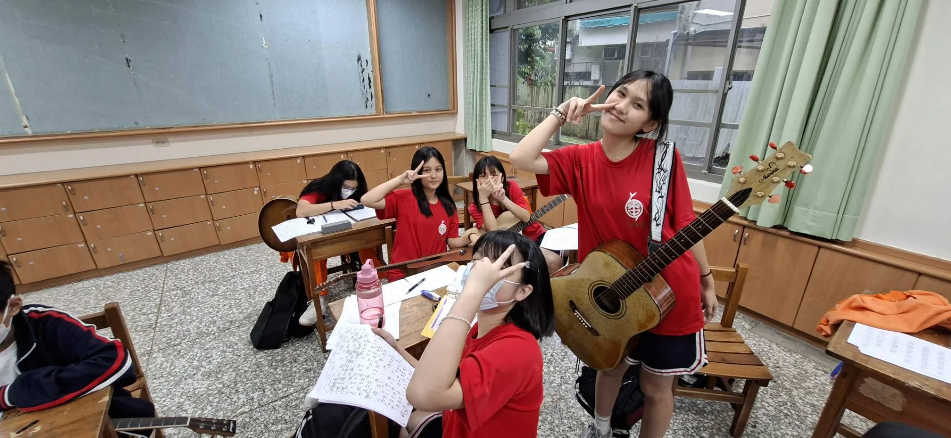 除了音樂人身份，正職是吉他老師的丘克少，除了教學生彈唱流行歌，還會準備客語歌曲，讓孩子們練習。丘克少提供