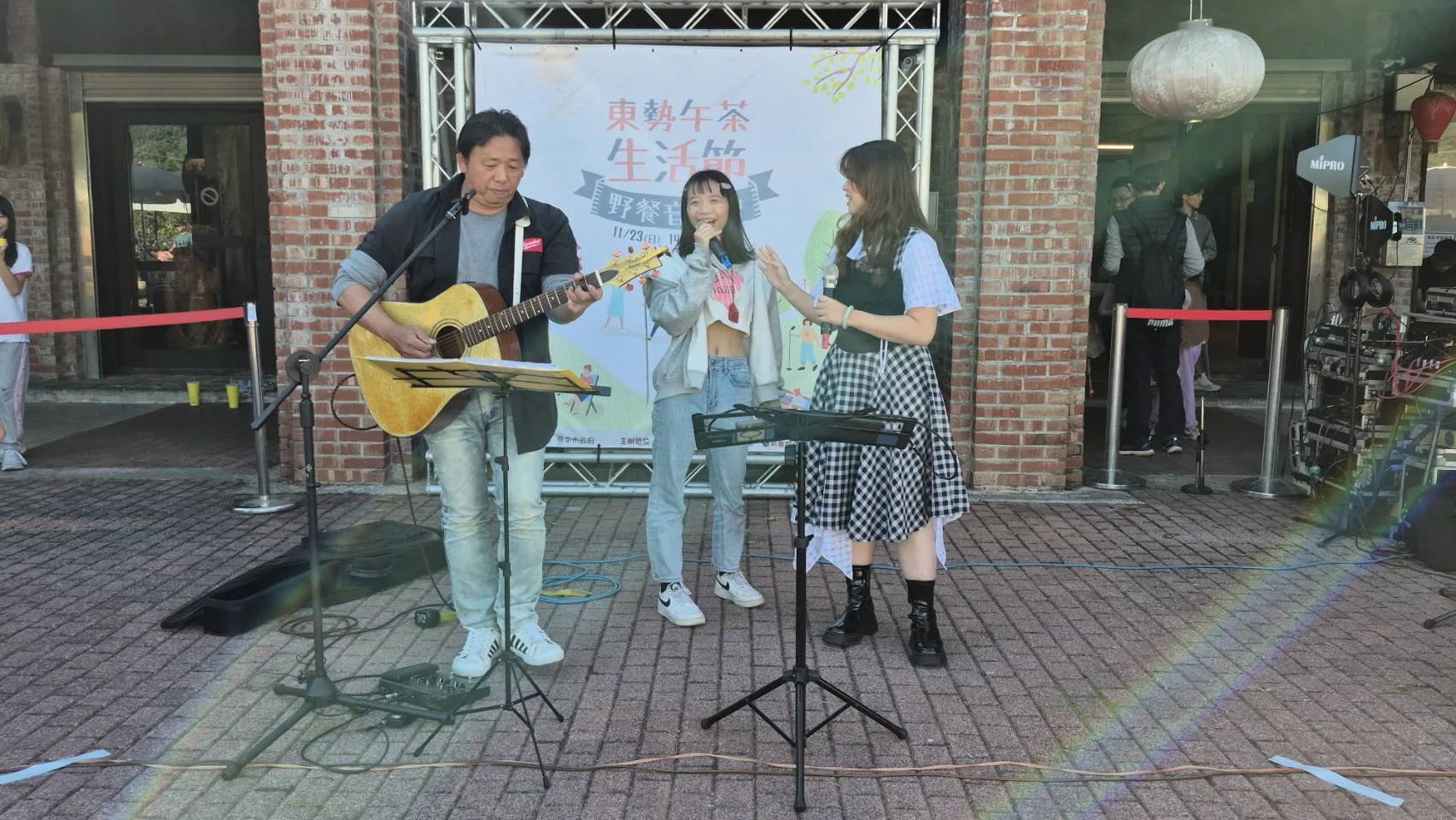 「明哥菜車樂團」團長丘克少（左）成長於學校禁止說方言的年代，講客語要被罰錢。丘克少提供