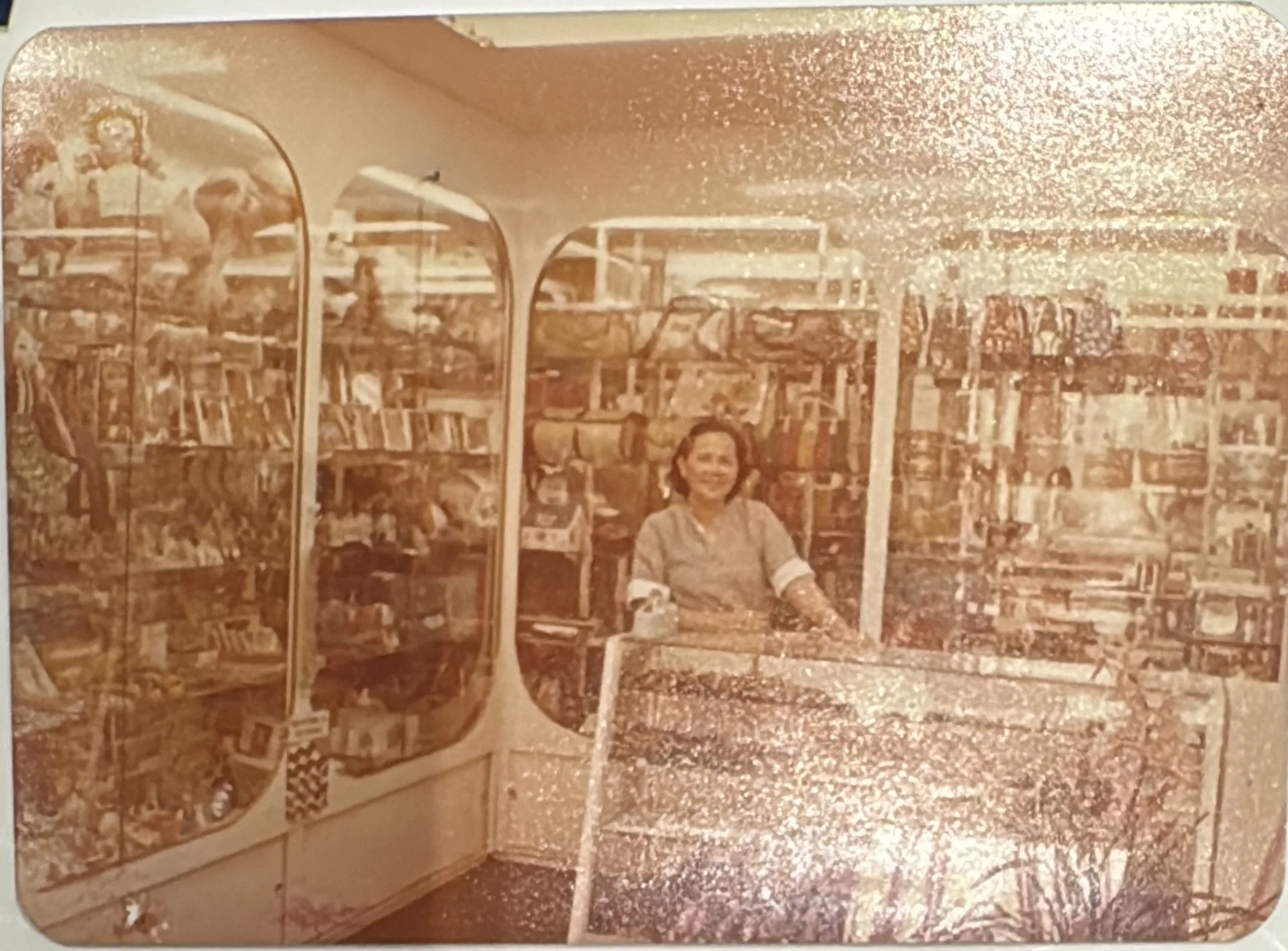 張永西岳母在巴西的禮品店。張永西提供