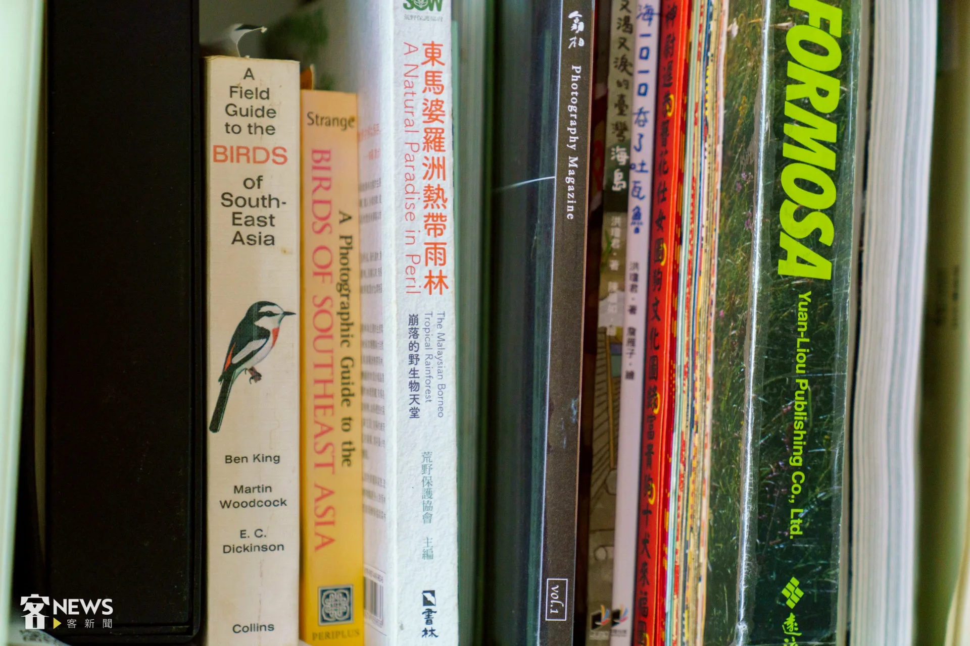 徐仁修書架上的動植物圖鑑。李台源攝