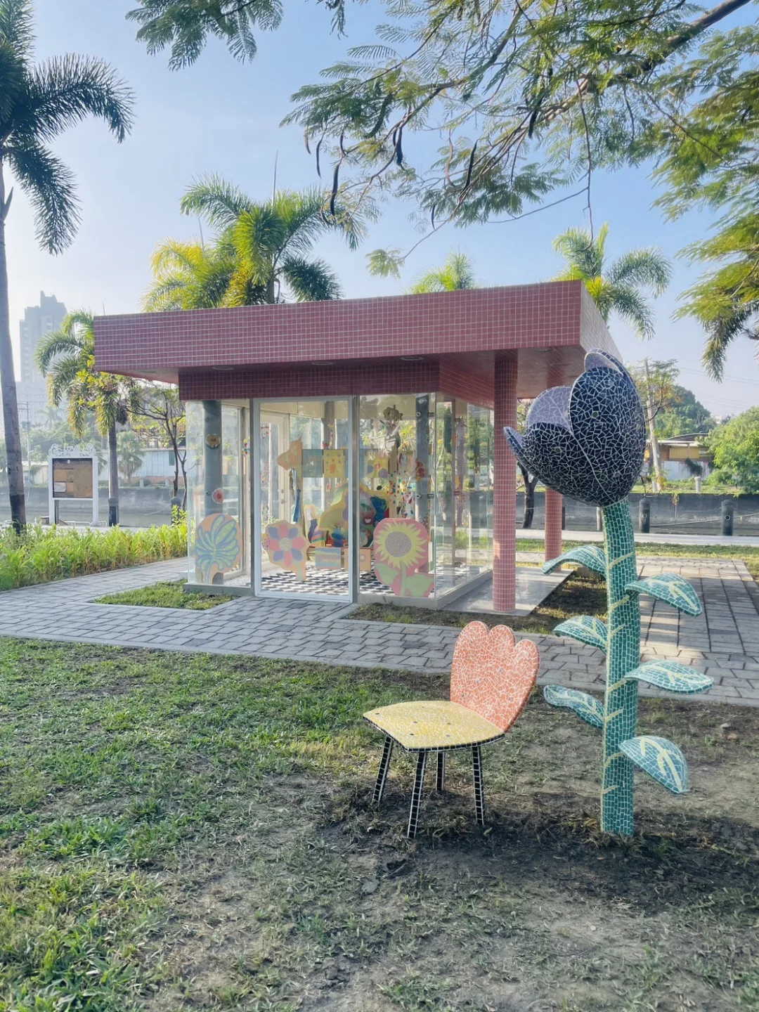 高雄市盤花公園藝術櫥窗。高市客委會提供