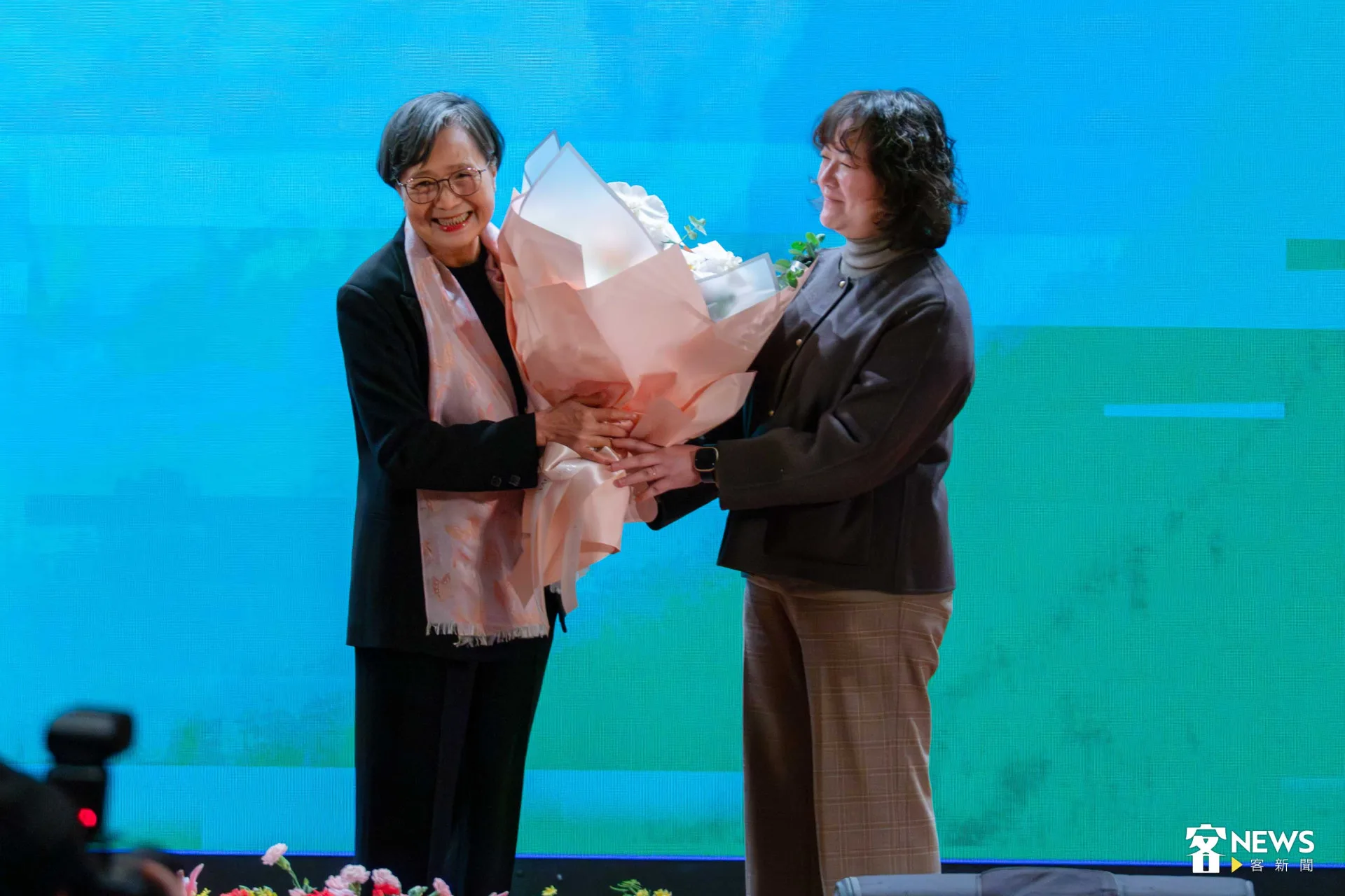 葉菊蘭女兒鄭竹梅特地獻上鮮花。范修語攝