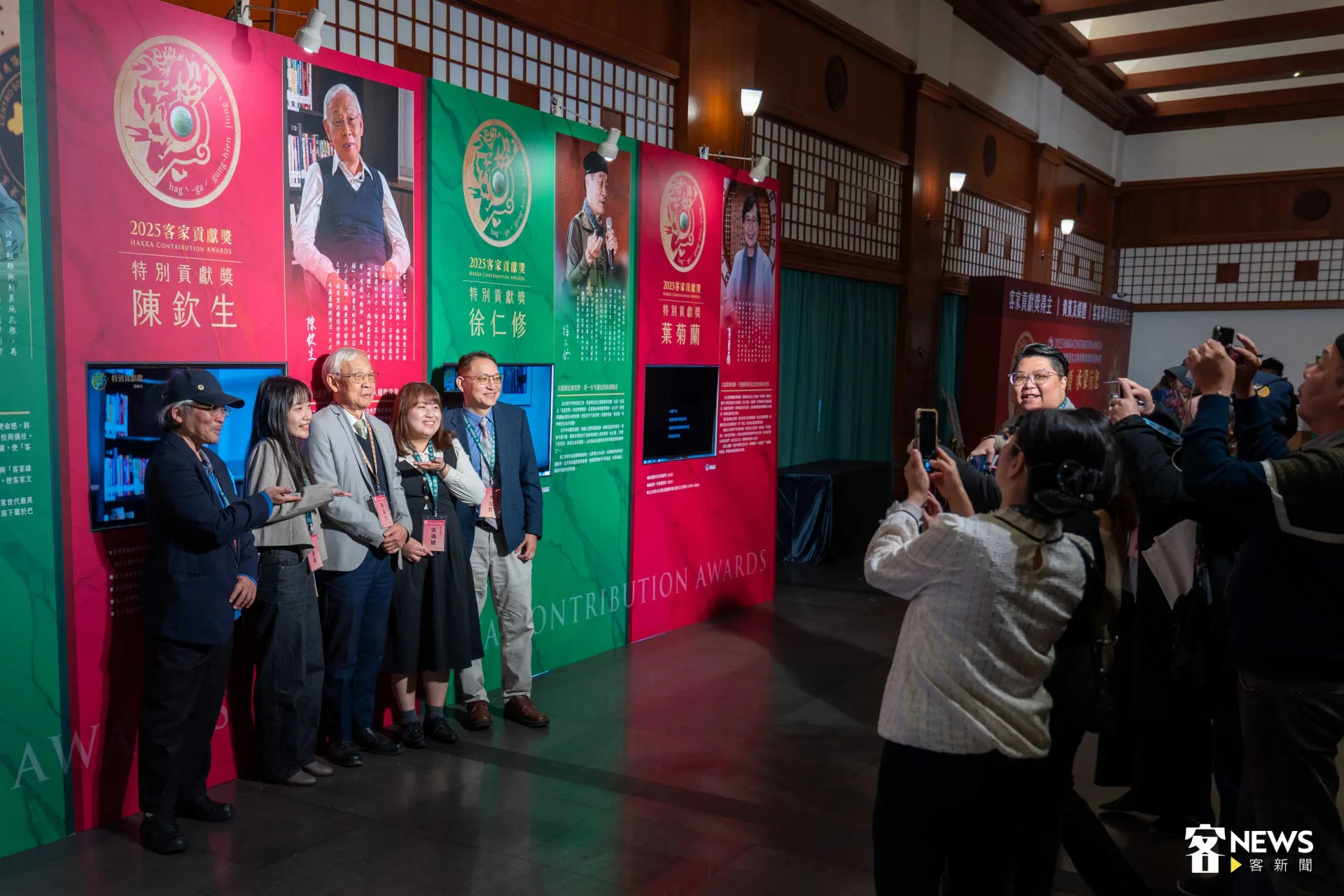 特別貢獻獎得主陳欽生與親友一同合影。范修語攝