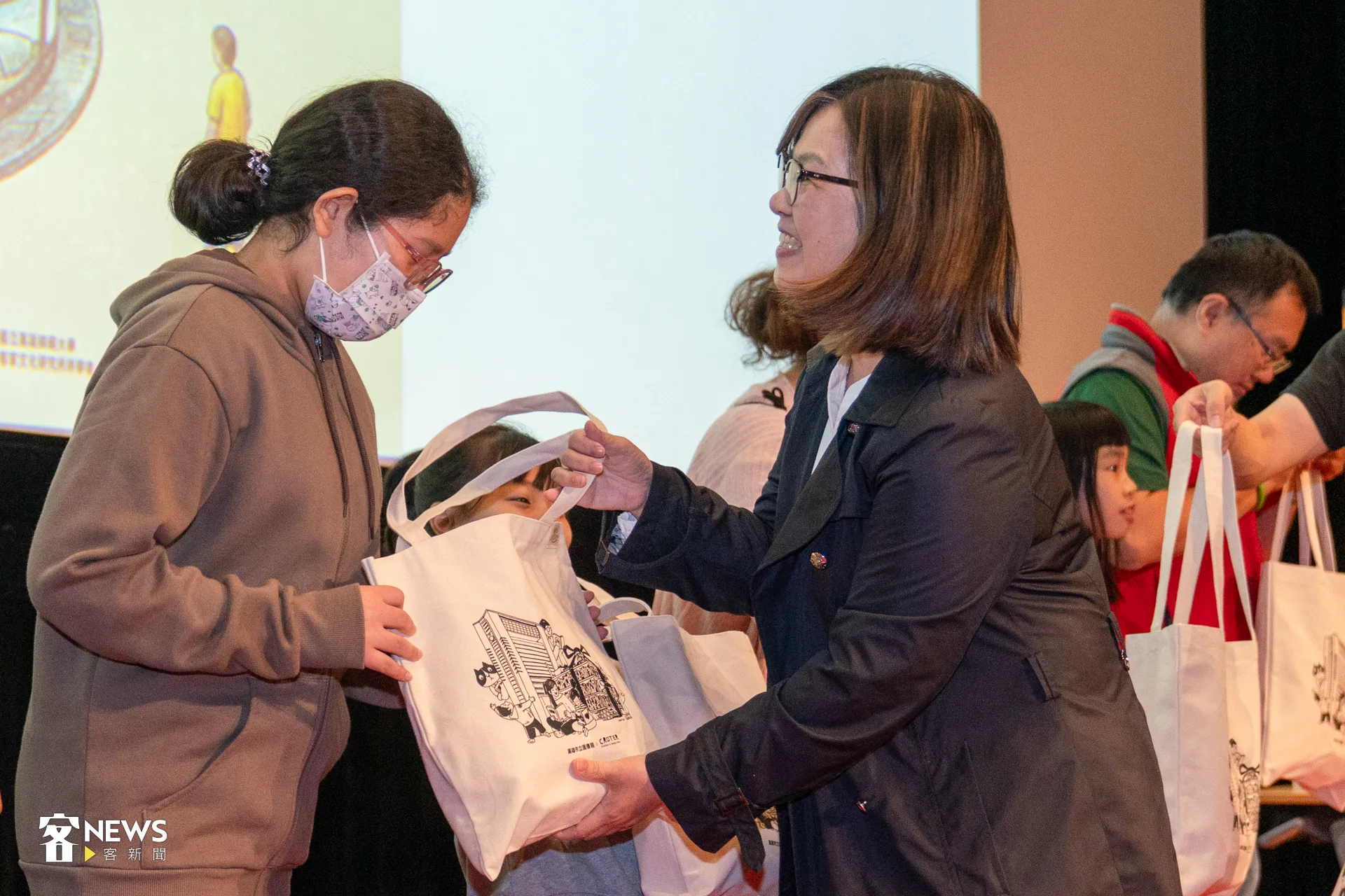 高市圖總館7樓際會廳也化身復古電影院，放映由客傳會與國家影視聽中心修復的客語版《小城故事》、《原鄉人》，映後還有抽獎。洪藝晅攝